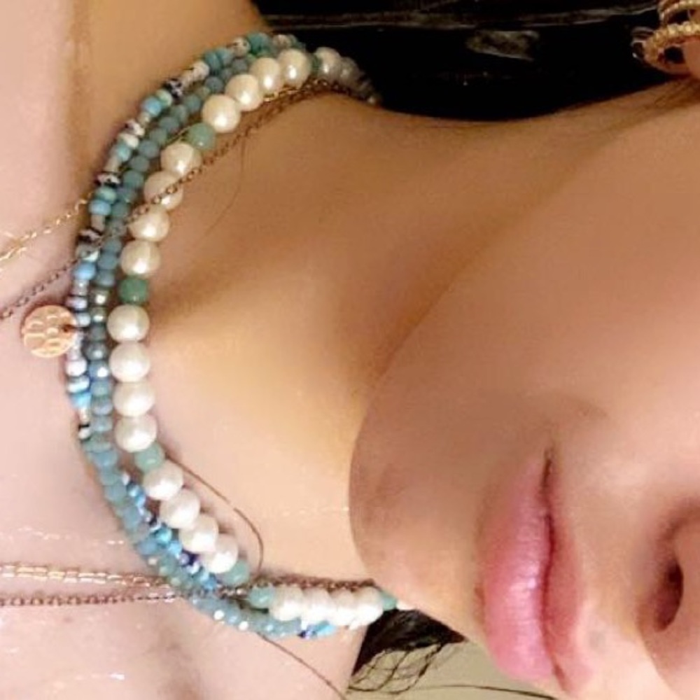 White and blue pearl necklace